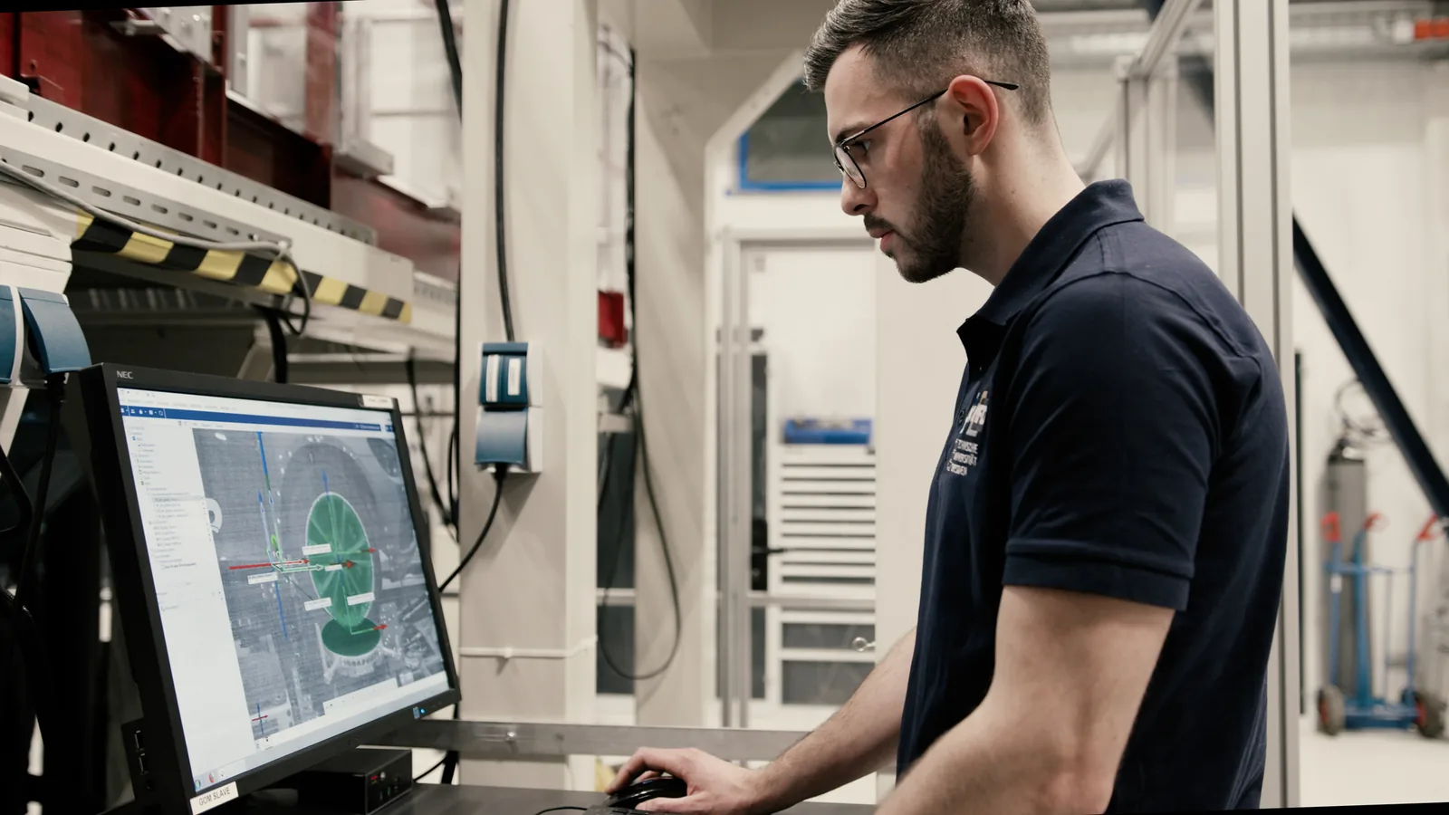 Technik vyhodnocuje zkoušku prototypu na počítači