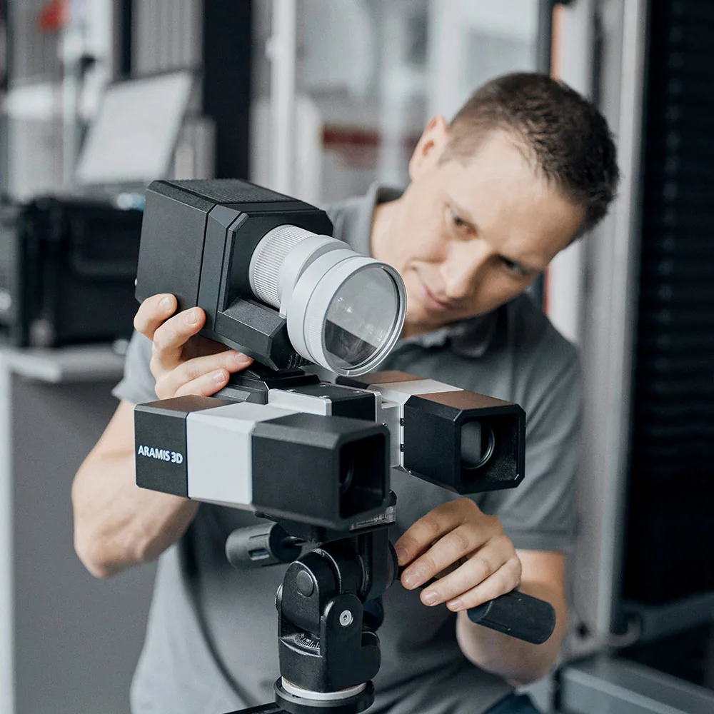 Technik nastavuje senzor ARAMIS 3D Camera na stativu